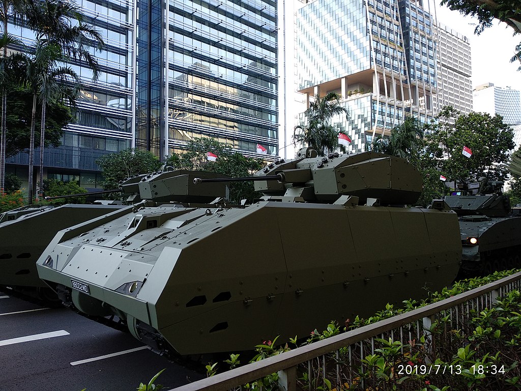 Hunter AFV vojske Singapura na probi Parade nacionalnog praznika 2019, SOURCE: <a href="https://commons.wikimedia.org/wiki/File:Hunter_AFV_of_the_Singapore_Army.jpg">C2224</a>, <a href="https://creativecommons.org/licenses/by-sa/3.0">CC BY-SA 3.0</a>, via Wikimedia Commons