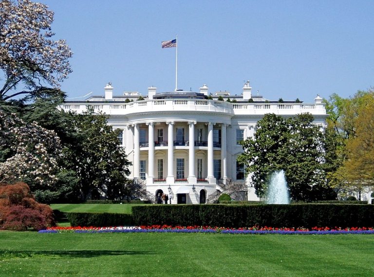 https://commons.wikimedia.org/wiki/File:WhiteHouseSouthFacade.JPG